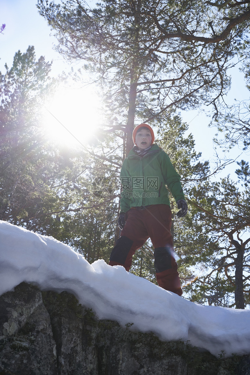 年轻男孩站在雪地上图片