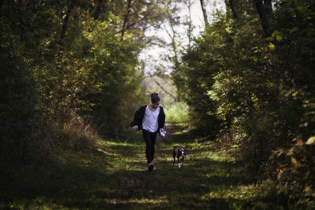 野外和狗奔跑的女性图片