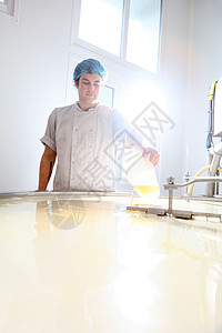 奶酪制造者将添加剂放到奶酪中图片