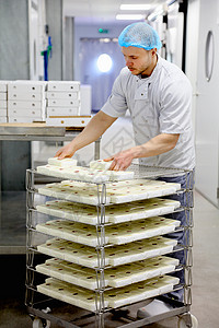 奶酪制造者将包装好的奶酪送往供应商图片