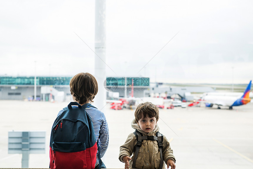 机场候机大厅的两个小男孩图片