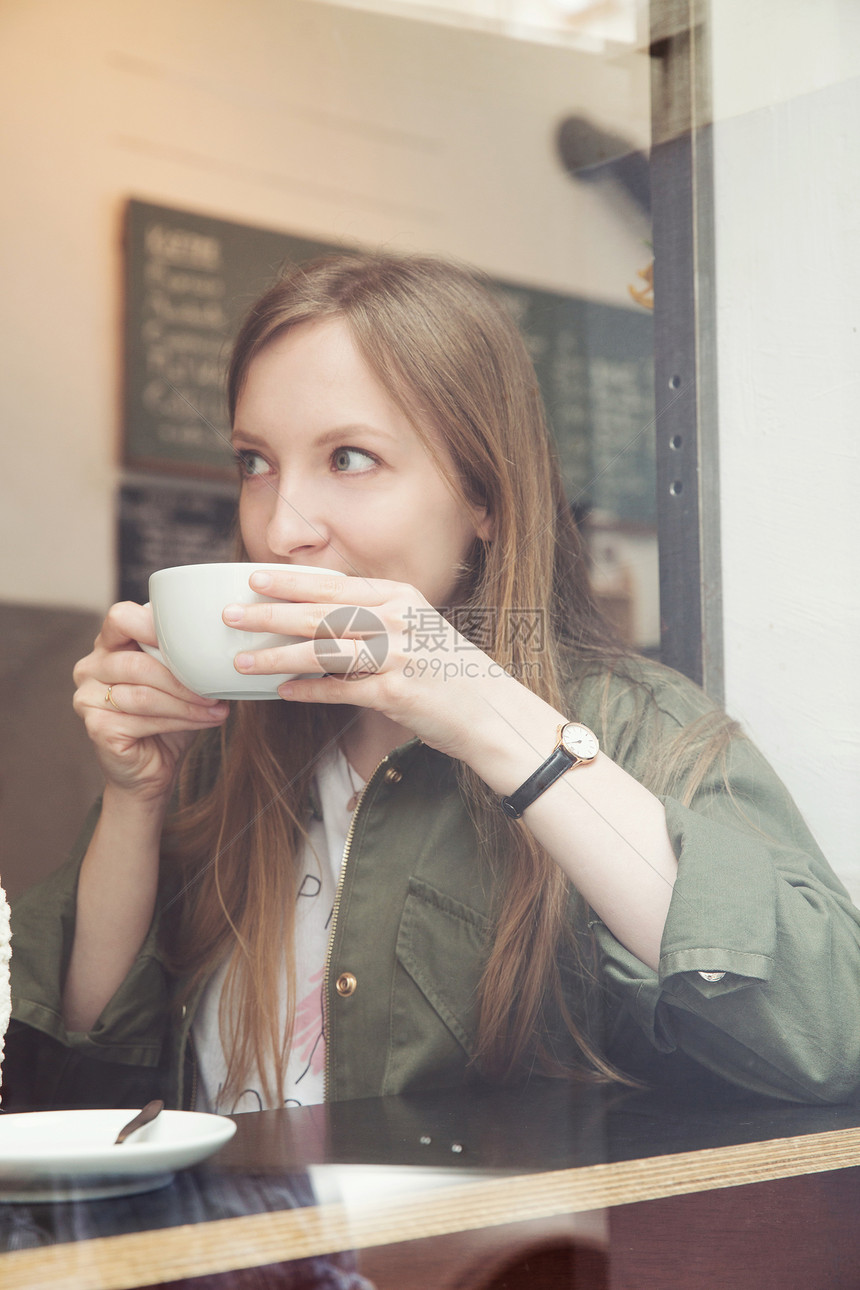 咖啡馆喝咖啡的年轻女子图片