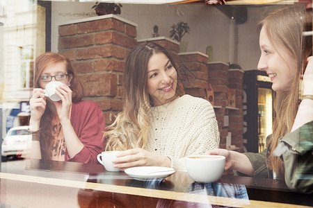 年轻妇女在咖啡馆喝咖啡聊天图片