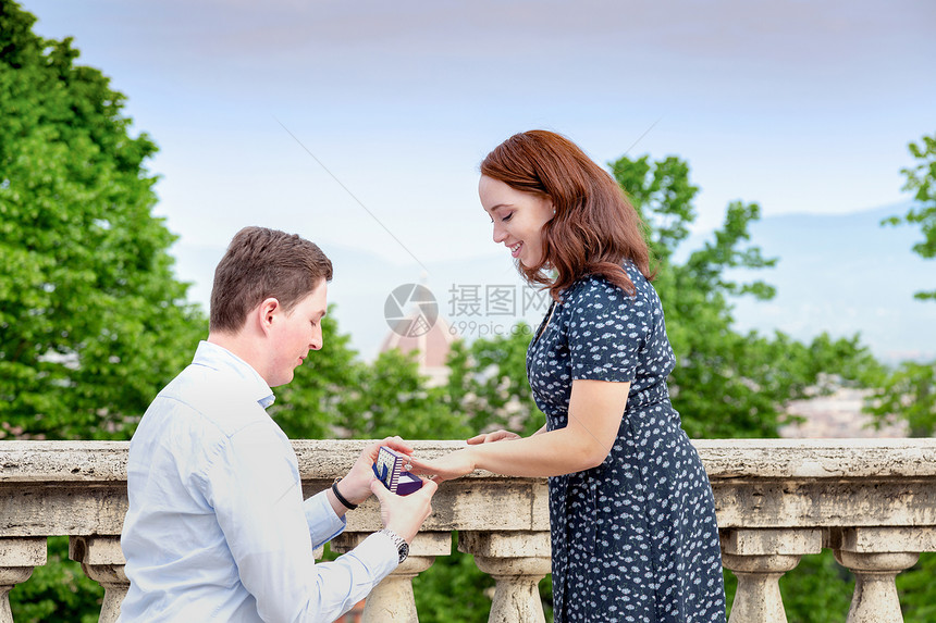 男子在向女孩求婚图片