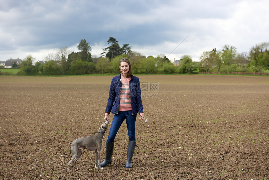 成年女子和宠物小狗在野外的肖像图片