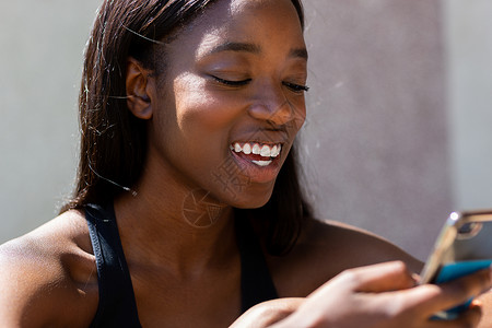 年轻女性看手机短信微笑背景图片