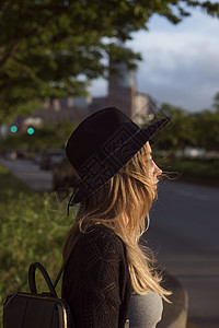 戴帽子的女人向远看纽约美国图片