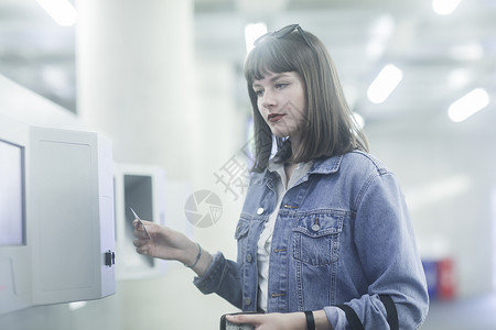 在安全机器上使用身份证的妇女图片