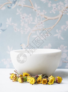 陶瓷碗和蒲公英花图片