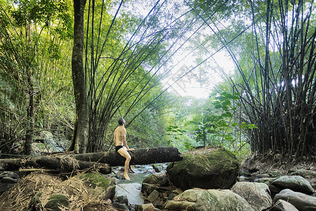 巴西塞拉瓜尤巴热带雨林中坐在树干上的人图片