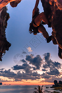 日落时在石灰岩上攀岩的人图片
