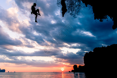 日落时悬挂在半空的人泰国克拉比通赛图片