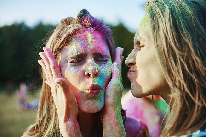 在音乐节两名脸上涂有彩粉的年轻妇女图片