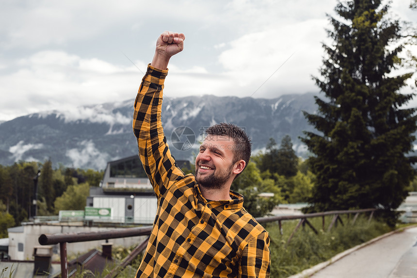 笑着的人在握拳斯洛文尼亚多伦奇山村图片