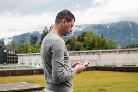 在斯洛文尼亚多伦奇山村看手机的人图片