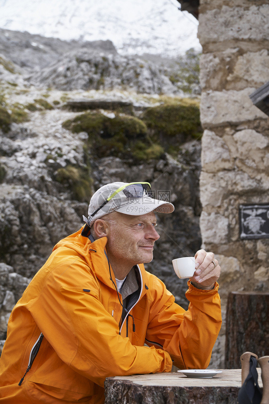 加那泽特伦蒂诺阿尔托迪意大利坐下喝水休息的登山者图片
