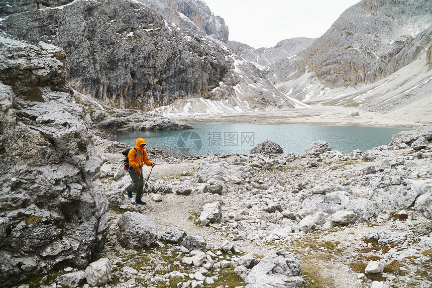 意大利卡纳泽特伦蒂诺阿尔托迪格拿着登山杖的登山者图片