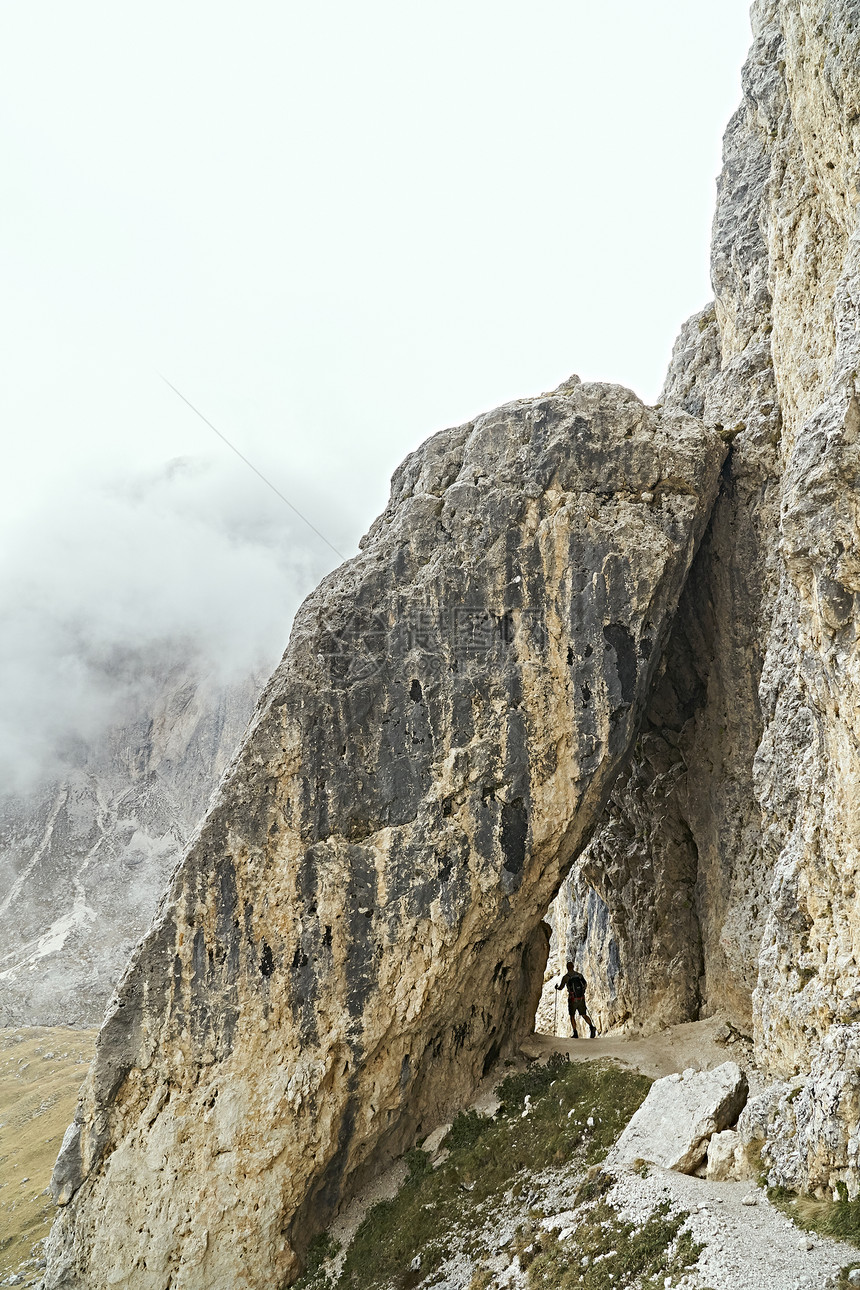 意大利卡纳泽特伦蒂诺阿尔托迪盖石拱门下的登山者图片