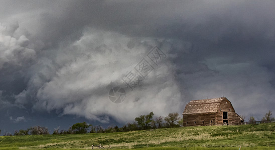 美国怀俄明州楚格沃特前景中的谷仓旋转雷暴中气旋图片