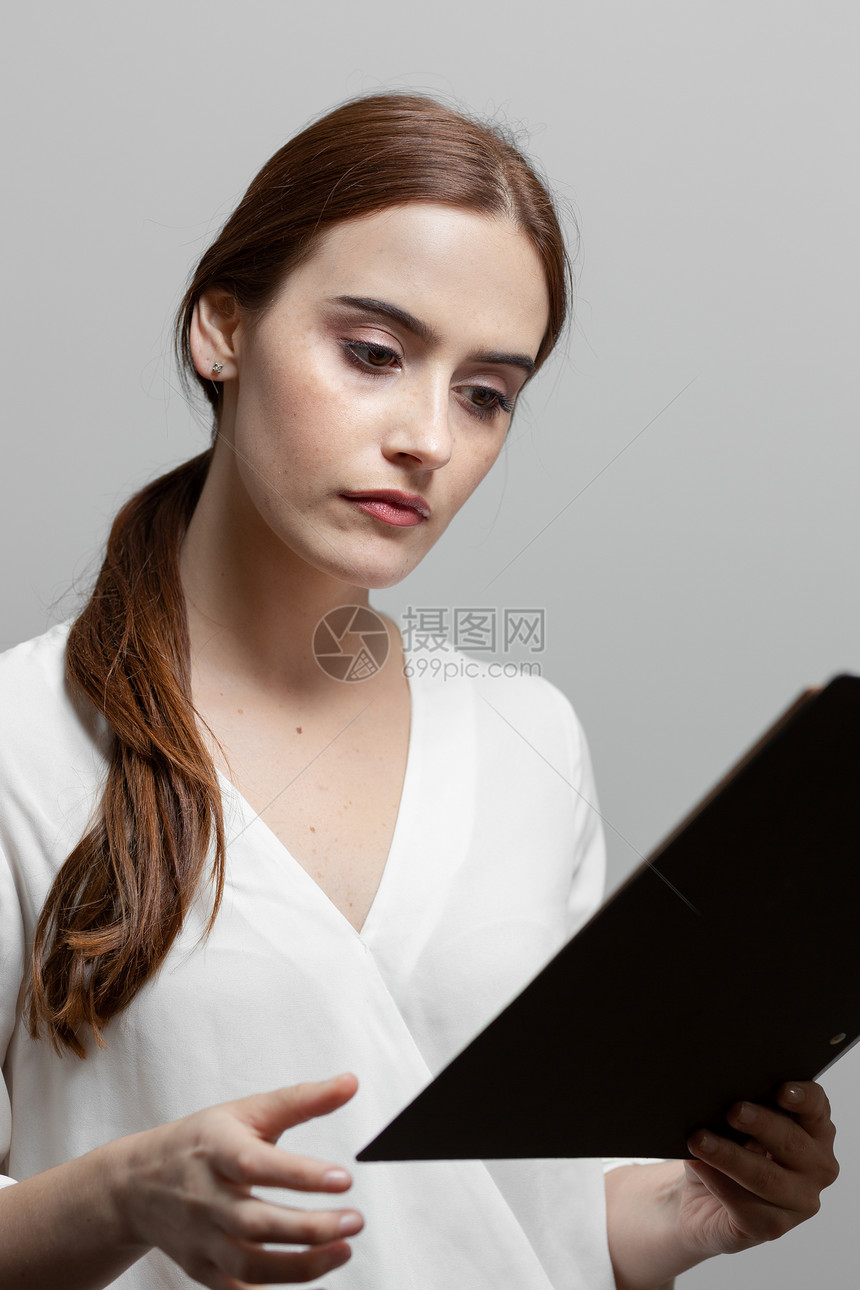 女人阅读文件图片