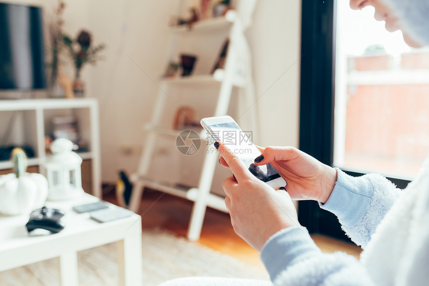 女人拿着手机的手图片