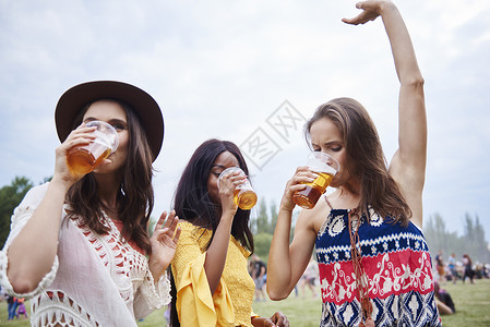 朋友在音乐节中举起手来喝酒和跳舞高清图片