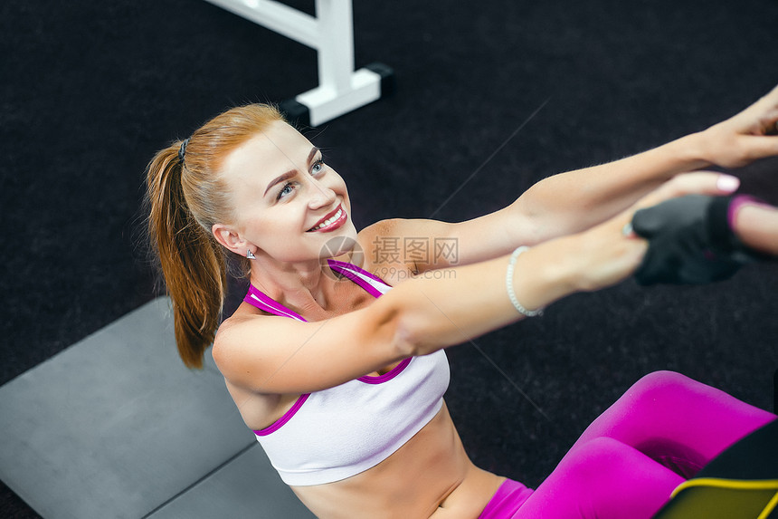 女人坐在健身房里笑着运动图片