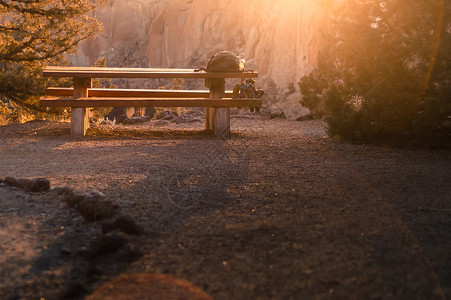 阳光下的公园长椅美国俄勒冈州特雷伯恩史密斯洛克州立公园图片