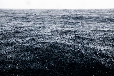 哥斯达黎加彭塔雷纳斯海面的雨滴图片