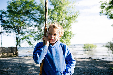 女孩拿着棍棒站在海边加拿大金斯敦图片