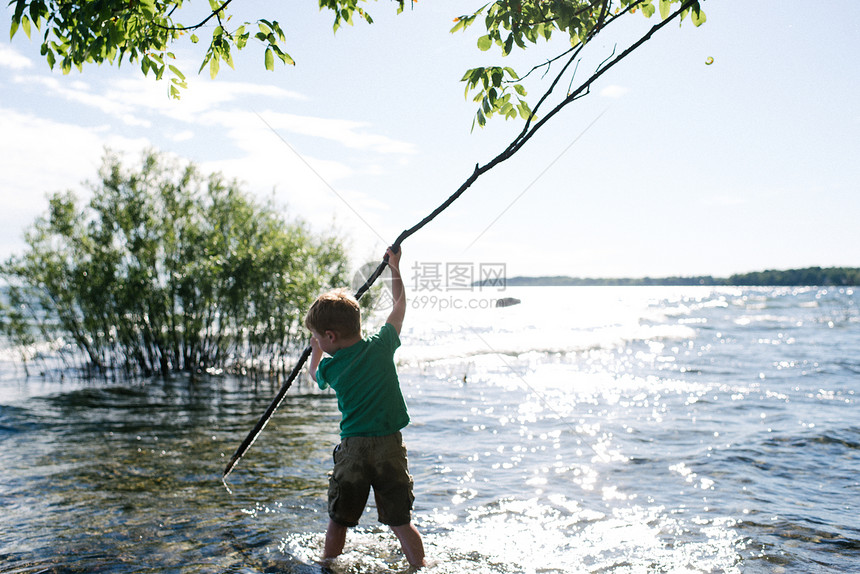 男孩用棍子探水加拿大金斯敦图片