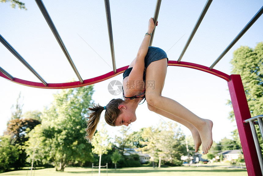 加拿大金斯敦操场练体操的女孩图片