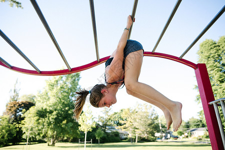 加拿大金斯敦操场练体操的女孩高清图片
