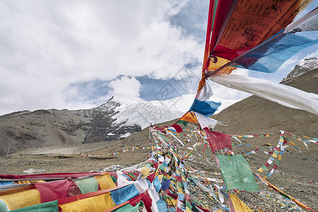 西藏山上的祈祷旗图片