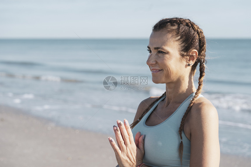 妇女在海滩上做瑜伽图片