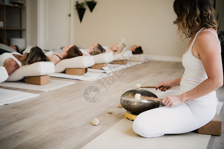 妇女放轻松在休息后时瑜伽课后图片