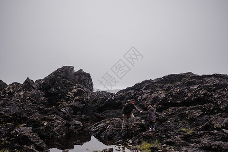 父亲和孩子在岩石上行走加拿大托菲诺图片