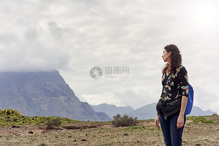 妇女向山上低云看望拉斯帕尔马大加那利群岛西班牙图片