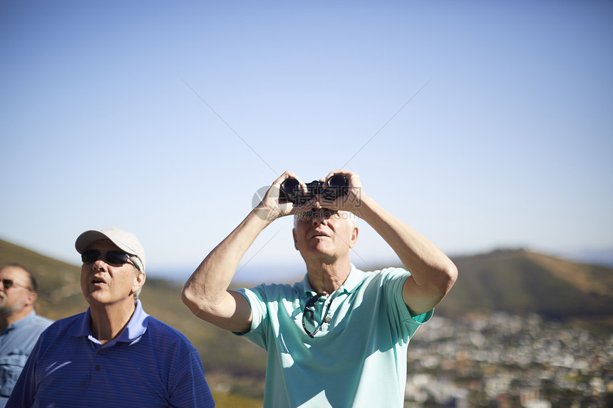 南非西开普市敦观光客用望远镜看南非西开普市图片