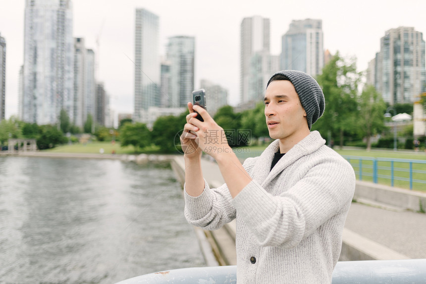 加拿大温哥华耶鲁镇海堤拍摄照片的年轻人图片