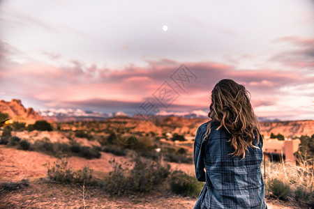 看着沙漠日落的女人犹他州莫阿布图片