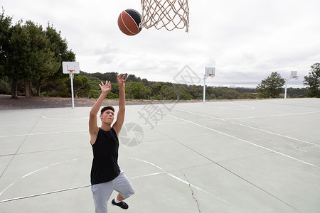 男青少年篮球运动员向圈投图片