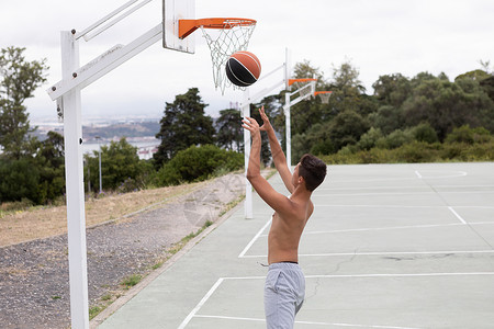 男青少年篮球运动员向圈投图片