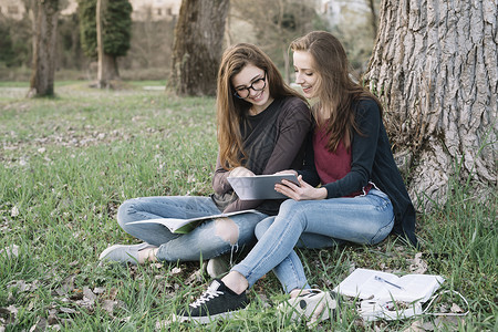 女孩朋友在公园看书图片