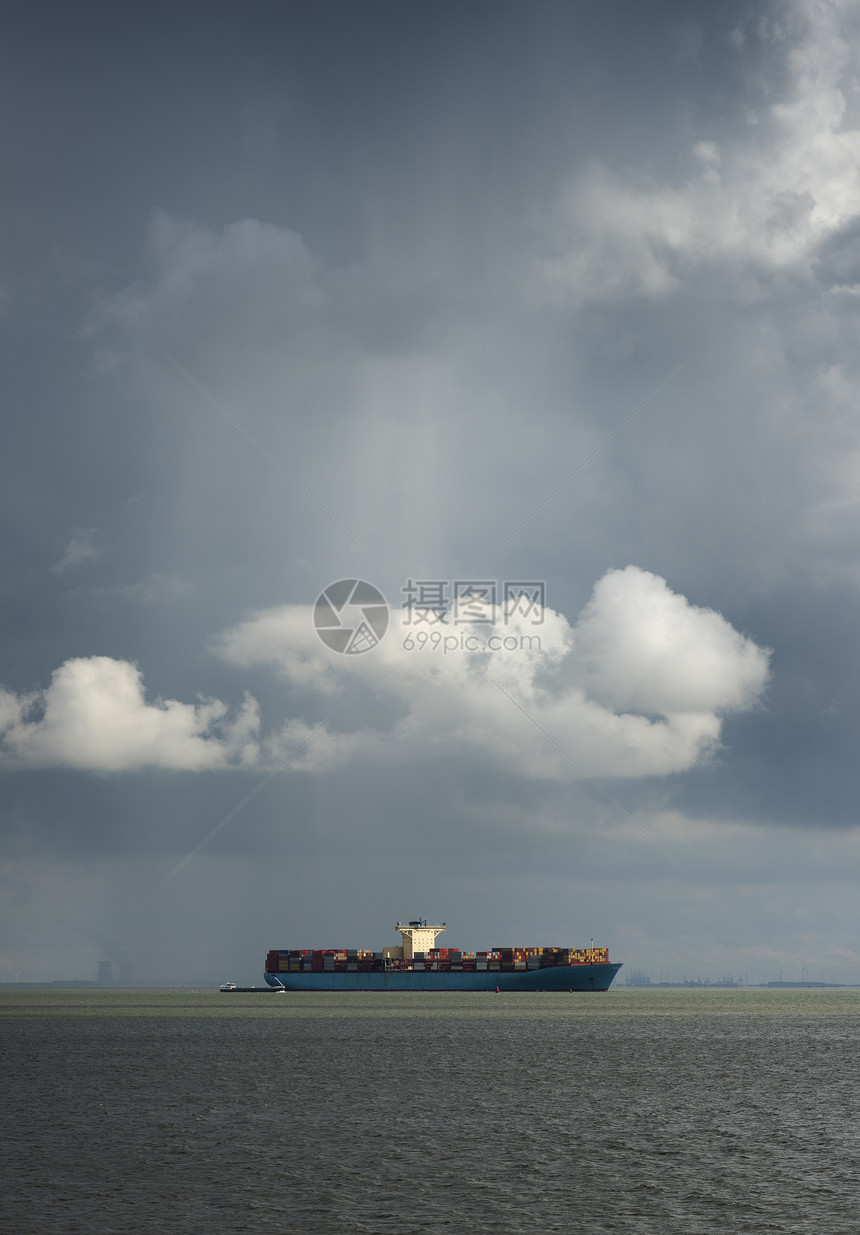 荷兰泽兰瓦德Westerschelde集装箱船上空的云图片