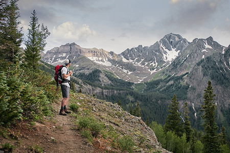 美国科罗拉多州欧莱斯涅弗勒山喝水回头看的登山者图片