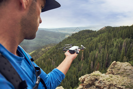 美国科罗拉多州欧莱斯涅弗勒山拿着登山设备的登山者图片