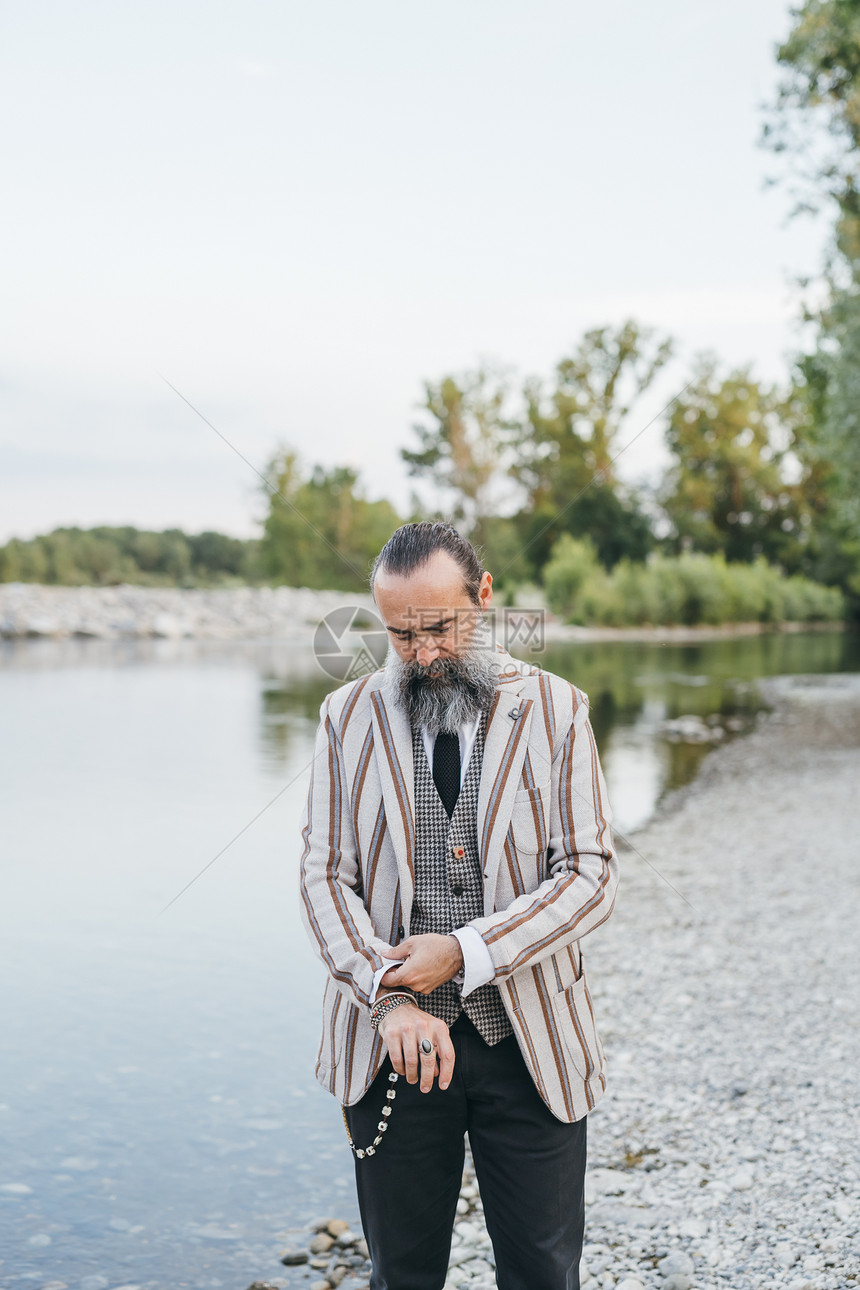 男人站在湖边图片