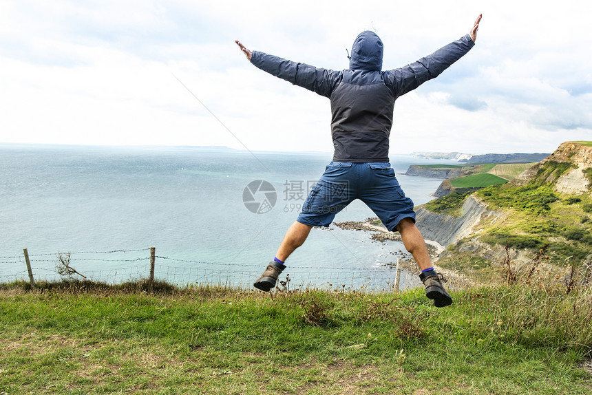 男人在悬崖上跳跃联合王国伯恩茅斯图片