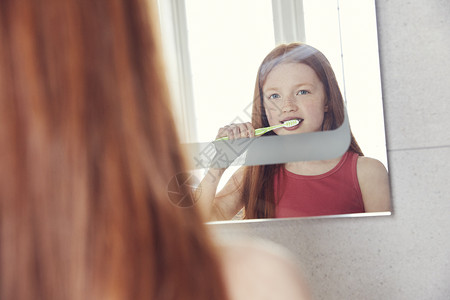 女孩刷牙图片